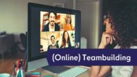 Auf dem Bild sieht man eine lächelnde Frau vor einem Computer sitzen, auf dem mehrer Personen bei einem Online-Meeting zu erkennen sind.
