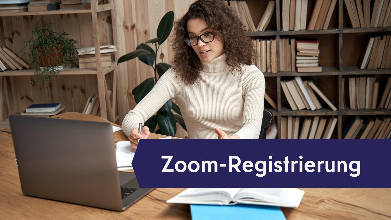 Zoom-Restrierung: Eine Frau sitzt an ihrem Schreibtisch und arbeitet an einem Laptop. Im Hintergrund steht ein Bücherregal.