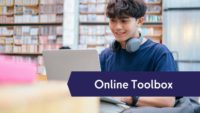 Auf diesem Bild sieht man einen Jugendlichen lächelnd vor einem Laptop in einer Bibliothek sitzen. Auf einem Blauen Balken steht in weiß "Online Toolbox" geschrieben.