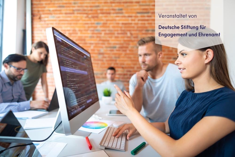 Frau und Mann vor Computer