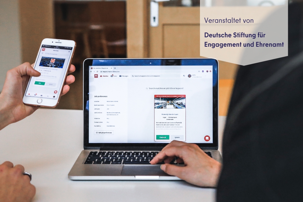 Auf diesem Bild sieht man links eine Hand, die ein Smartphone hält und rechts einen aufgeklappten Laptop mit einer Hand. Oben rechts steht geschrieben Veranstaltet von Deutsche Stiftung für Engagement und Ehrenamt.